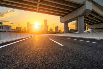 鲁滨逊漂流记主要内容20字左右